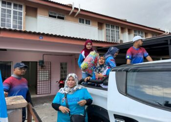 NUR Aishah Zainol bersama Khidmat Malaysia tampil membantu menggerakkan rombongan misi bantuan banjir di Jitra, Kedah, baru-baru ini.