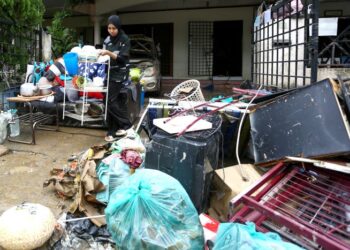 BERHATI-HATI ketika menguruskan barangan elektrik selepas banjir kerana ia boleh mengundang bahaya.