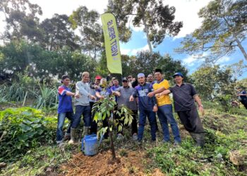 ABU Bakar Hamzah dan Mohd. Ridzuan Hashim bersama komuniti dusun di Banjaran Nakawan di Wang Angin, Kangar, Perlis semalam.-UTUSAN/MOHD. HAFIZ ABD. MUTALIB