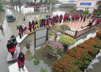 KERAJAAN perlu melihat segala aspek bagi memastikan mutu pendidikan terus meningkatkan tanpa mengenepikan nilai kemanusiaan.