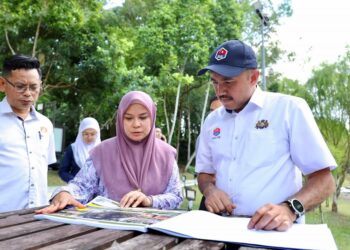 MOHD. Jafni Md. Shukor (kanan) melihat pelan Hutan Bandar Johor Bahru, di sini sebelum kerja-kerja naik taraf dibuat sebagai persediaan sambutan Tahun Melawat Johor 2026.