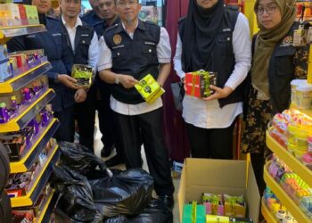 DR. MOHTAR Pungut (tengah) menunjukkan antara produk vape yang dirampas JKNJ menerusi operasi khas sekitar Johor Bahru kelmarin dan semalam.