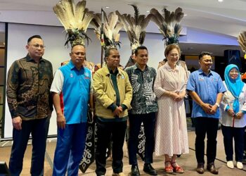 CHRISTINA Liew (tiga kanan) bersama Nik Nazmi Nik Ahmad semasa majlis makan malam MPN PKR Sabah di Kota Kinabalu semalam.