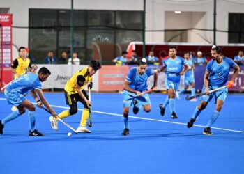 ANTARA aksi skuad hoki remaja kebangsaan menentang India pada perlawanan separuh akhir Piala Remaja Asia 2024 di Stadium Hoki Oman, Muscat, hari ini. - IHSAN AHF