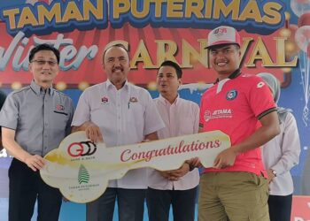 MOHD JAFNI MD SHUKOR menyampaikan replika kunci kepada sebahagian pemilik RMMJ di Taman Puterimas Kluang, hari ini.