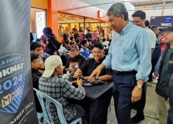 MOHAMAD Hasan beramah mesra bersama sebahagian peserta yang mengambil bahagian dalam Pertandingan eSports Piala Tok Mat di Senawang, Seremban, hari ini.-UTUSAN/MOHD. SHAHJEHAN MAAMIN.