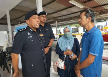 SAZALEE Adam (kiri) bertemu dengan ibu bapa pemuda yang hilang di laut di jeti nelayan Kuala Sungai Pinang, Balik Pulau, Pulau Pinang, hari ini.