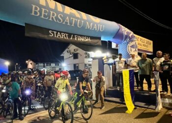 ABU Bakar Hamzah (tiga dari kanan) membuat gimik pelepasan sewaktu Program Kayuhan Anak Muda Utara MAYC di Ibu Pejabat Polis Daerah (IPD) Arau, Perlis, malam tadi. -UTUSAN/ASYRAF MUHAMMAD.