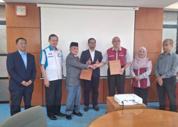 ZULKIFLI HASAN (tengah) menyaksikan pertukaran dokumen MoA antara Universiti Selangor dan Kolej Dar Al-Hikmah di Kampus Unisel Seksyen 7, Shah Alam, Selangor, hari ini.
-FOTO/ ISKANDAR SHAH MOHAMED