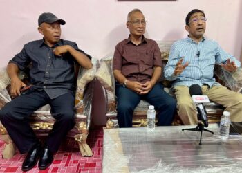 ZAHIDI Zainul Abidin (kanan) ketika ditemui selepas Program Sumbangan Prihatin Madani di pejabatnya di Beseri, Padang Besar, Perlis, hari ini.-UTUSAN/ASYRAF MUHAMMAD