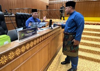 ABU Bakar Hamzah (kiri) berbincang bersama Haziq Asyraf Dun (kanan) selepas sidang Dewan Undangan Negeri (DUN) Perlis, hari ini. -UTUSAN/ASYRAF MUHAMMAD