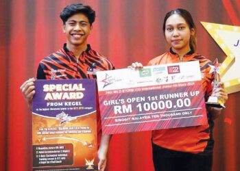 ADANIAH (kanan) meraih wang tunai RM10,000 selepas muncul naib juara Kejohanan Boling Remaja Antarabangsa All-Star 2024, kelmarin.