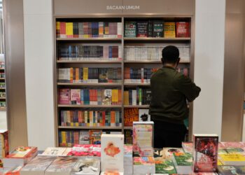 PERPUSTAKAAN dahulunya hanya berkaitan buku dan akhbar semata-mata telah diubah fungsinya.