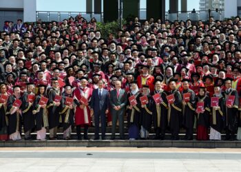 PENDAPATAN daripada perniagaan membantu universiti mengurangkan kebergantungan terhadap pembiayaan kerajaan