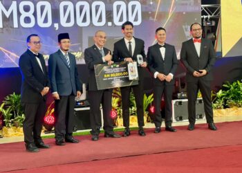 ABDUL Latif Romly (tiga dari kanan) menerima insentif bernilai RM80,000 oleh kerajaan negeri
pada majlis insentif kemenangan sempena temasya Sukan Malaysia (Sukma) dan Para Sukma Sarawak serta Paralimpik Paris 2024 di Dewan 2020, Kangar, Perlis, semalam.-UTUSAN/MOHD. HAFIZ ABD. MUTALIB