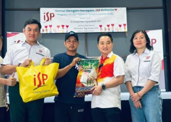 NG Suee Lim menyerahkan sumbangan kepada penerima bantuan pada program itu Sekinchan, Sabak Bernam, Selangor, hari ini. - UTUSAN/ ISKANDAR SHAH MOHAMED