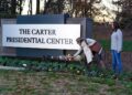 ORANG ramai meletakkan bunga di tugu peringatan sementara di Pusat Presiden The Carter, berikutan kematian bekas Presiden AS ke-39, Jimmy Carter di Atlanta, Georgia kelmarin.- AFP