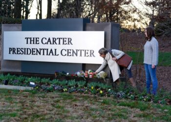 ORANG ramai meletakkan bunga di tugu peringatan sementara di Pusat Presiden The Carter, berikutan kematian bekas Presiden AS ke-39, Jimmy Carter di Atlanta, Georgia kelmarin.- AFP