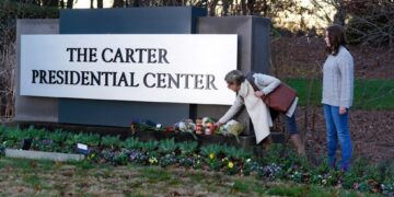 ORANG ramai meletakkan bunga di tugu peringatan sementara di Pusat Presiden The Carter, berikutan kematian bekas Presiden AS ke-39, Jimmy Carter di Atlanta, Georgia kelmarin.- AFP