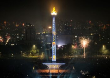 MONUMEN Nasional Indonesia (MONAS) menjadi lokasi ketika sambutan Tahun Baru di Jakarta pada tahun ini.- AFP