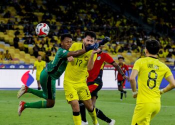 Pemain Malaysia, Paulo Josue diasak penjaga gol Timor Leste pada perlawanan peringkat kumpulan Piala ASEAN Mitsubishi Electric (AMEC) 2024 Malaysia menentang Timor Leste, di Stadium Nasional Bukit Jalil, di sini hari ini.Foto: SHIDDIEQIIN ZON