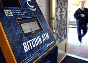 ATM Bitcoin CoinFlip dilihat di stesen minyak di Pasadena, California.-AFP