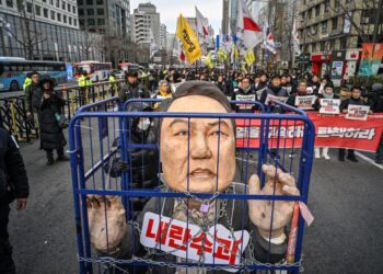 PENUNJUK perasaan daripada kumpulan buruh mengambil bahagian dalam protes menggesa penggulingan Presiden Yoon Suk-yeol di luar Dewan Bandaraya di Seoul, pada 12 Disember lepas.- AFP