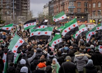 RAKYAT Syria mengibarkan bendera meraikan kejatuhan pemerintahan diktator Bashar al-Assad di Copenhagen, Denmark, Isnin lalu.- AFP