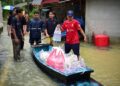 SUKARELAWAN mengagihkan bekalan makanan kepada penduduk yang terjejas banjir di daerah Mueang di wilayah selatan Thailand.-AFP