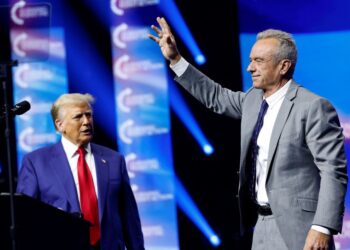 PRESIDEN terpilih, Donald Trump bersama Robert F. Kennedy Jr pada perhimpunan kempen pada 23 Oktober lepas, di Gas South Arena di Duluth, Georgia.- AFP