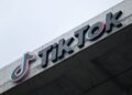 LOGO TikTok dipaparkan di pejabat syarikat aplikasi media sosial di Culver City, California.- AFP