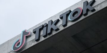 LOGO TikTok dipaparkan di pejabat syarikat aplikasi media sosial di Culver City, California.- AFP