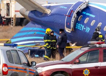 PAKAR kecemasan meninjau tapak nahas pesawat penumpang Azerbaijan Airlines berhampiran bandar Aktau di barat Kazakhstan.-AFP