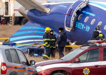 PAKAR kecemasan meninjau tapak nahas pesawat penumpang Azerbaijan Airlines berhampiran bandar Aktau di barat Kazakhstan.-AFP