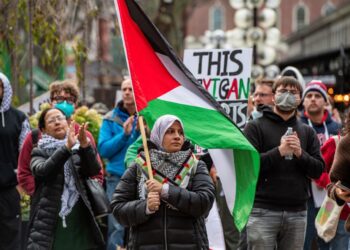 PENUNJUK perasaan pro-Palestin berkumpul di Faneuil Hall Marketplace semasa perhimpunan 'Tanpa Undi untuk Genosid' yang dianjurkan menjelang pilihan raya AS di Boston, pada 2 November lepas.- AFP