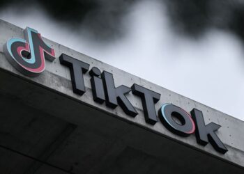 LOGO TikTok dipaparkan di luar pejabat syarikat aplikasi media sosial TikTok di Culver City, California.- AFP