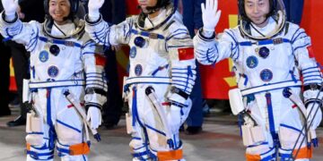 ANGKASAWAN Cai Xuzhe (kanan), Song Lingdong (tengah) dan Wang Haoze (kiri) semasa upacara berlepas menjelang pelancaran misi angkasa Shenzhou-19 di Pusat Pelancaran Satelit Jiuquan, barat laut China, 30 Oktober lepas.- AFP