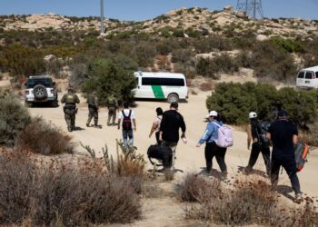 EJEN Peronda Sempadan AS menahan pemohon suaka selepas menyeberangi kawasan terpencil di sempadan AS-Mexico, berhampiran Mata Air Panas Jacumba, California, pada 19 September lepas.- AFP