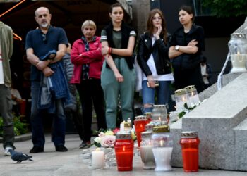 ORANG ramai meletakkan bunga dan lilin di tugu peringatan sementara insiden tembakan di sekolah di Belgrade, Serbia.- AFP