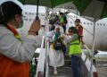 KUMPULAN jemaah selamat tiba di Lapangan Terbang Antarabangsa Sultan Iskandar Muda, wilayah Aceh, selepas selesai menunaikan ibadah haji pada 10 Julai lalu.- AFP