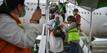 KUMPULAN jemaah selamat tiba di Lapangan Terbang Antarabangsa Sultan Iskandar Muda, wilayah Aceh, selepas selesai menunaikan ibadah haji pada 10 Julai lalu.- AFP