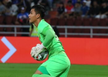 HAZIQ Nadzli melakukan kesilapan yang membolehkan Thailand menjaringkan gol kemenangan dalam pertembungan di Stadium Rajamangala, kelmarin,-IHSAN FAM