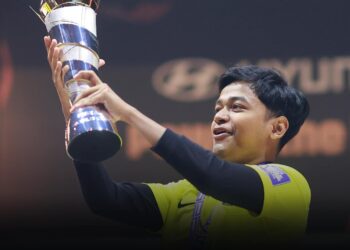 AHMAD Muhaimin atau dikenali sebagai Minbappe bersama trofi FIFAe. - IHSAN FAM