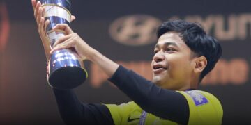 AHMAD Muhaimin atau dikenali sebagai Minbappe bersama trofi FIFAe. - IHSAN FAM