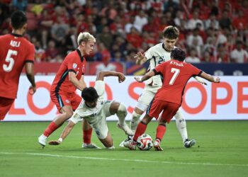 PEMAIN Thailand (jersi putih) diasak pemain Singapura dalam aksi Piala ASEAN 2024, sebentar tadi.