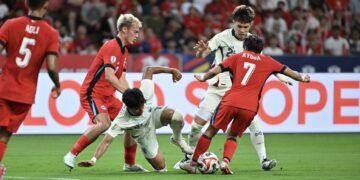 PEMAIN Thailand (jersi putih) diasak pemain Singapura dalam aksi Piala ASEAN 2024, sebentar tadi.