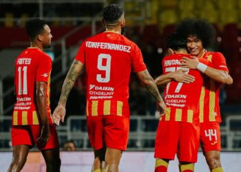 SHARUL Nazeem (kanan) menjaringkan gol pertama Selangor FC ketika berdepan KDN FC di suku akhir kedua Piala Malaysia di Stadium MBPJ.-IHSAN SELANGOR FC