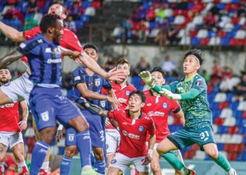 PENJAGA gol Sabah FC, Damien Lim (kanan) keluar daripada posisinya ketika mahu menyelamatkan pintu gawangnya daripada dibolosi lawan ketika aksi suku akhir kedua Piala Malaysia menentang Kuching City FC di Stadium Likas di Kota Kinabalu, kelmarin.- IHSAN SABAH FC