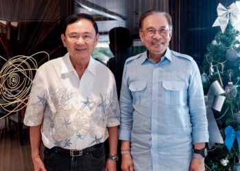 ANWAR Ibrahim mengadakan pertemuan dengan bekas Perdana Menteri Thailand, Thaksin Shinawatra di Langkawi, Kedah semalam. – FACEBOOK ANWAR IBRAHIM