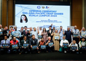 Menteri Belia dan Sukan, Hannah Yeoh bergambar bersama wakil setiap kontinjen yang bertanding pada Majlis Perasmian Kejohanan Sukan Orang Pekak Asia Pasifik (APDG) ke-10, di Hotel Pearl, di sini hari ini. - UTUSAN/SHIDDIEQIIN ZON